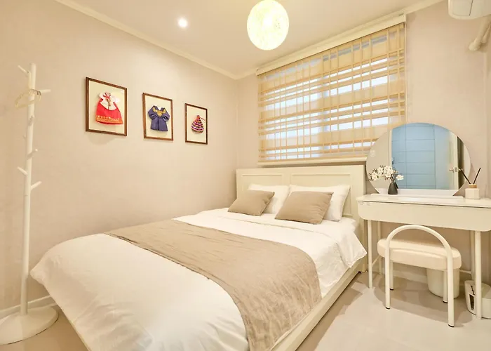 Loraㅣurban Hanok Stayㅣ4queen Bedsㅣsleeps 8 Seoul