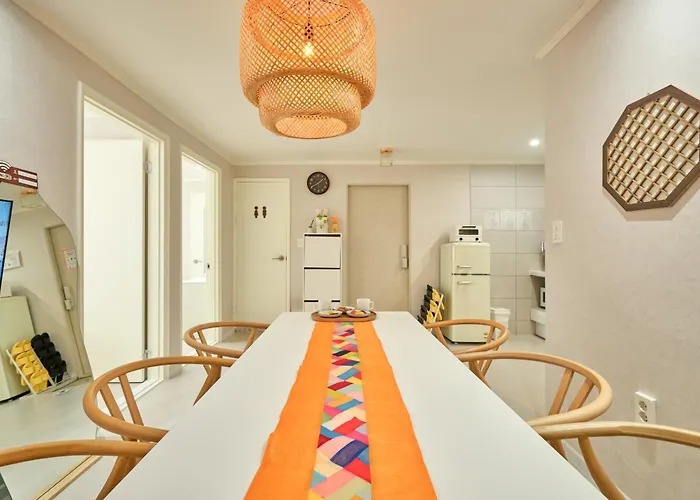 Loraㅣurban Hanok Stayㅣ4queen Bedsㅣsleeps 8 Seoul