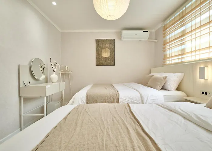 Apartment Loraㅣurban Hanok Stayㅣ4queen Bedsㅣsleeps 8 *