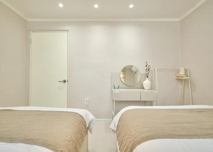 Loraㅣurban Hanok Stayㅣ4queen Bedsㅣsleeps 8 Apartment Seoul