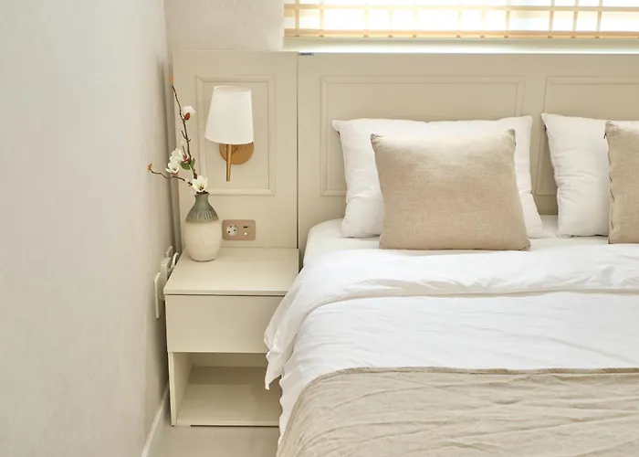 Loraㅣurban Hanok Stayㅣ4queen Bedsㅣsleeps 8 Seoul