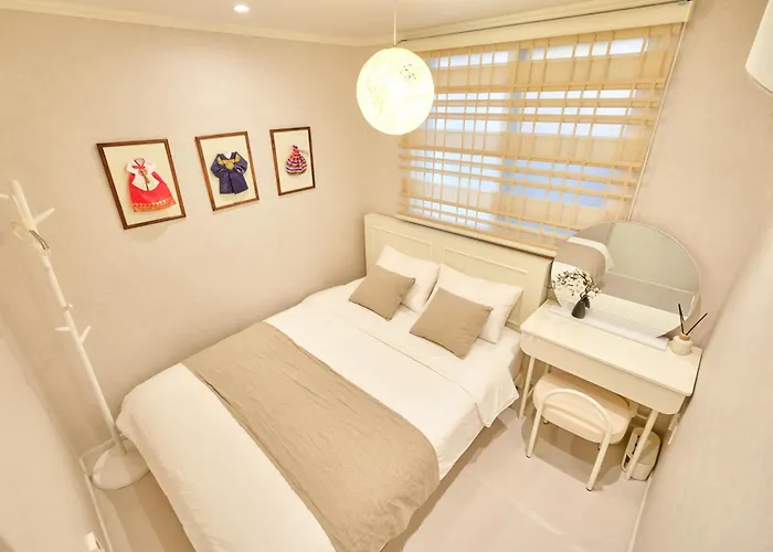 Loraㅣurban Hanok Stayㅣ4queen Bedsㅣsleeps 8 Apartment Seoul